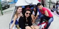 F&atilde;s do cantor canadense Justin Bieber acampam nos arredores da Arena Anhembi para garantir um bom lugar pr&oacute;ximo ao palco da apresenta&ccedil;&atilde;o do astro teen, neste s&aacute;bado (2)  Foto: Marcelo Pereira / Terra