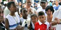 <p>Colegas, amigos e familiares se despedem de Kayo da Silva Costa, 8 anos, morto no tiroteio no Fórum de Bangu</p>  Foto: Daniel Ramalho / Terra