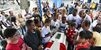 <p>Colegas, amigos e familiares se despedem na manhã desta segunda-feira de Kayo da Silva Costa, oito anos, morto no tiroteio no Fórum de Bangu</p>  Foto: Daniel Ramalho / Terra