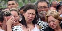 Viúva de PM morto em tiroteio chora durante sepultamento no Rio  Foto: Celso Barbosa / Futura Press