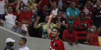 Hernane comemora depois de fazer o gol da vitória do Flamengo sobre o Fluminense no Maracanã  Foto: Wagner Meier/Agif / Gazeta Press