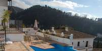 <p>O hostel Apartamentos Montes Claros fica ao lado do histórico bairro de Albaicín, na Espanha, e conta com terraço e piscina</p>  Foto: Hostelbookers