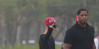 Na manh&atilde; desta ter&ccedil;a-feira (5), Justin Bieber caminhou pela orla da praia da Barra da Tijuca, no Rio de Janeiro, e, ao ser fotografado, fez um gesto obsceno para os paparazzi. O cantor estava na companhia de alguns amigos  Foto: Marcello S&aacute; Barretto/ Andr&eacute; Freitas / AgNews