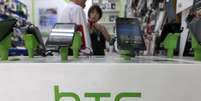 Clientes olham smartphones da HTC em loja de celulares, em Taipei, Taiwan. A fabricante taiwanesa de smartphones HTC disse que planeja cortar custos em quase um quarto e vender dispositivos mais baratos em uma jogada para retornar à lucratividade no período de outubro a dezembro. 30/07/2013.  Foto: Pichi Chuang / Reuters
