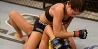 <p>Amanda superou a guarda de Germaine e passou a acertar socos e cotoveladas na holandesa</p>  Foto: Getty Images 