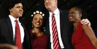 De Blasio abra&ccedil;a fam&iacute;lia em festa da vit&oacute;ria  Foto: AP