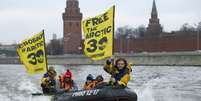 Ativistas do Greenpeace protestam em botes no rio Moscova, em Moscou, pedindo a libertação dos 30  Foto: AP
