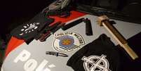 A polícia apreendeu facas, canivetes e uma marreta com pregos na ponta  Foto: Edison Temoteo / Futura Press