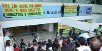 <p>Servidores ocupam escadaria da EBC em Brasília</p>  Foto: José Cruz / Agência Brasil