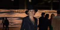 A atriz usou chapéu para não chegar "descabelada" ao evento  Foto: AgNews