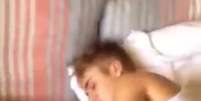 Caiu na internet um vídeo em que Justin Bieber aparece supostamente dormindo, após uma noite com uma brasileira  Foto: Reprodução
