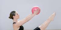 <p>O pilates elimina dores crônicas, reeduca a postura e retarda o envelhecimento</p>  Foto: Getty Images 