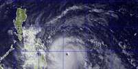 Imagem de satélite mostra o supertufão Haiyan se aproximando do arquipélago filipino  Foto: AP