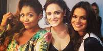 Gaby postou foto no Instagram ao lado das atrizes Isabelle Drummond e Bruna Marquezine antes do desfile da Coca-Cola  Foto: Instagram / Reprodução