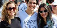 A madrugada foi longa para um grupo de jovens que acampa desde a madrugada deste sábado para ver a apresentação da cantora norte-americana Lana Del Rey. Na foto,  os estudantes Francisco de Moura, Karina Maria da Silva e Nadine Lena  Foto: Vagner Magalhães / Terra