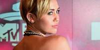 Para não perder o costume, Miley Cyrus mais uma vez chamou atenção ao chegar a um evento, mas dessa vez no MTV Europe Music Awards (EMA) deste ano, que acontece em Amsterdã, na Holanda, neste domingo (10)  Foto: Getty Images 
