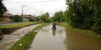 <p>Transbordamento do arroio Sarandi provocou um dos maiores pontos de alagamento na capital gaúcha</p>  Foto: Daniel Favero / Terra