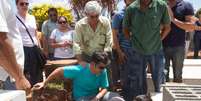 Pai da crian&ccedil;a (centro) &eacute; consolado por familiares durante enterro em S&atilde;o Joaquim da Barra (SP)  Foto: Alfredo Risk / Futura Press