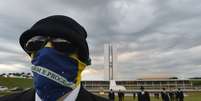 Protesto pede do governo a mesma transparência cobrada de manifestantes, que vêm sendo proibidos de usar máscaras em atos públicos  Foto: Marcello Casal Jr. / Agência Brasil