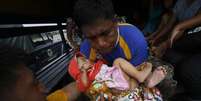 Crianças estão entre os que mais sofrem na tragédia que segue a passagem do tufão  Foto: Reuters