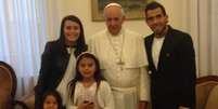 <p>Tevez encontrou Papa Francisco com a família</p>  Foto: Twitter / Reprodução