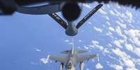 Com uma tripulação composta por apenas dois pilotos e um operador do sistema de transferência de combustível (boomer), o KC-135 reabasteceu os caças F-16 do Chile e dos Estados Unidos  Foto: FAB / Divulgação