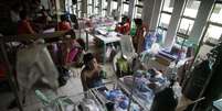 Na capela transformada em hospital, bebês lutam pela vida  Foto: Reuters