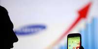 <p>Homem &eacute; fotografado com smatphone Samsung Galaxy S3, em Zenica, na B&oacute;snia e Herzegovina</p>  Foto: Dado Ruvic / Reuters