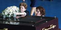 <p>Ao lado da viúva de Jango, Maria Teresa Goulart (dir.), Dilma deposita flores sobre o caixão do ex-presidente</p>  Foto: Beto Nociti / Futura Press