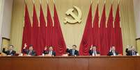 Ao centro, Xi Jinping comanda a sessão do 18º Comitê Central do Partido Comunista da China, na última terça  Foto: AP