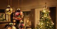 Gastando pouco, bolas, festão e pisca-piscas são reaproveitados na decoração de Natal  Foto: Shutterstock