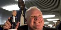 O prefeito de Toronto (Canad&aacute;), Rob Ford, posa ao lado de miniatura sua   Foto: AP