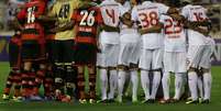 <p>Jogadores de Flamengo e São Paulo se reúnem para discutir manifestação antes de partida em Itu; "censura" contra atletas foi criticada pelo Bom Senso FC</p>  Foto: Rubens Chiri/São Paulo FC / Divulgação