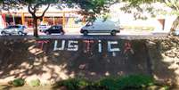 <p>Palavra 'Justiça' foi escrita à tinta e com bonecos de crianças no córrego Retiro Saudoso, em Ribeirão Preto</p>  Foto: Alfredo Risk / Futura Press