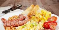 Refeição inglesa tem ovo, bacon, salsicha, feijão e pão  Foto: Getty Images 