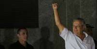 <p>Ex-ministro da Casa Civil José Dirceu acena na chegada à sede da Polícia Federal, em São Paulo, após ter a sua prisão decretada</p>  Foto: Nacho Doce / Reuters