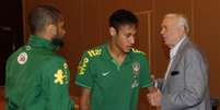 Marin conversa com Daniel Alves e Neymar; visita na véspera de um jogo que pode ganhar outra dimensão  Foto: CBF / Divulgação