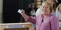<p>Candidata a presdência do Chile Michelle Bachelet mostra sua cédula durante eleição presidencial em Santiago</p>  Foto: Maglio Perez / Reuters