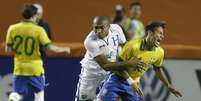 <p>Neymar tem provocado a ira de adversários por conta das seguidas faltas recebidas em jogos da Seleção</p>  Foto: AP