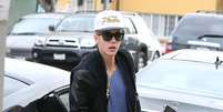 Justin Bieber foi fotografado nas ruas de Los Angeles, nos Estados Unidos, enquanto tirava fotos com f&atilde;s  Foto: The Grosby Group