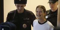 <p>A bióloga brasileira Ana Paula Maciel sorri ao deixar a prisão em São Petersburgo, na Rússia</p>  Foto: AP