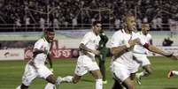 Madjid Bougherra comemora gol da classificação da Argélia à Copa do Mundo  Foto: AP