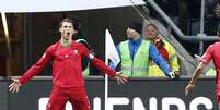 Cristiano Ronaldo comemora gol em vitória de Portugal sobre a Suécia em Estocolmo; o astro decidiu a classificação lusitana à Copa do Mundo  Foto: AP