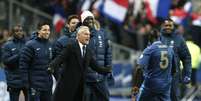 <p>Didier Deschamps e jogadores foram exaltados por publicações</p>  Foto: AP