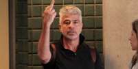 Irritado com a presen&ccedil;a de um paparazzo no Aeroporto Santos Dumont, no Rio de Janeiro, o cantor Lulu Santos fez gesto obsceno ao profissional quando sa&iacute;a do banheiro, na manh&atilde; desta ter&ccedil;a-feira (19)  Foto: Orlando Oliveira / AgNews