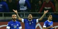Mitroglu (centro) fez o gol da Grécia no primeiro tempo  Foto: Reuters