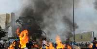 Manifestantes atearam fogo em tapumes para bloquear pistas da Marginal Tietê  Foto: Marcos Bizzotto / Futura Press