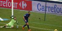 <p>Benzema fez gol em completo impedimento, mas França teve gol legal anulado pouco antes</p>  Foto: AP