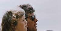 Caroline junto de seu pai, John F. Kennedy, em foto de 1962  Foto: AP