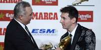 <p>Messi recebeu o prêmio do ex-atacante Stoichkov</p>  Foto: AP